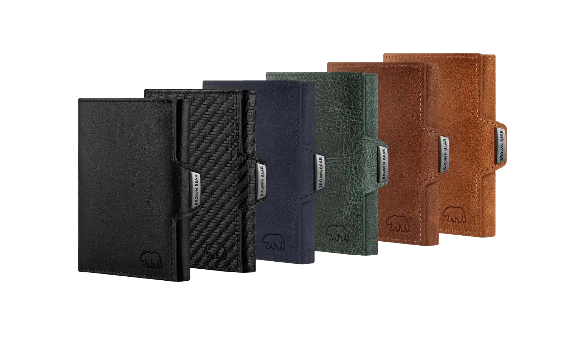 Entdecke das Slim Wallet Bruce von Brown Bear in sechs edlen Designs – von Echtleder bis Carbon-Optik. Mit smartem Slider. Finde jetzt Dein Highlight!