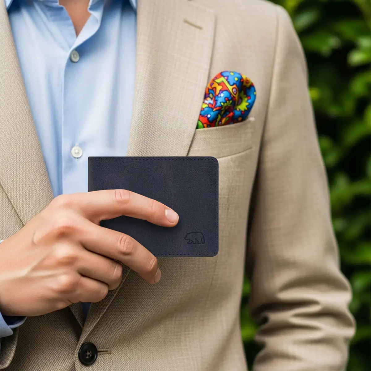 Brown Bear 8061 Slim Wallet Blau in Nutzungsansicht